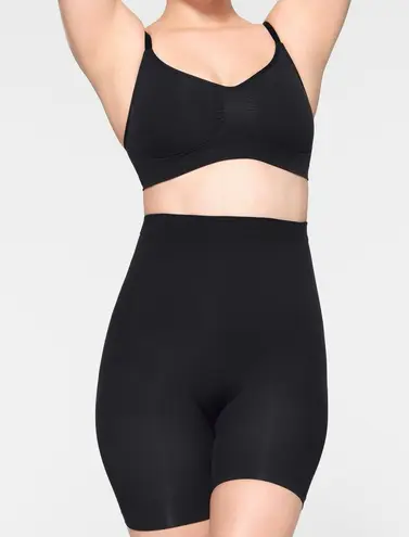 SKIMS Mid Thigh Shaping Short In Onyx Size XS