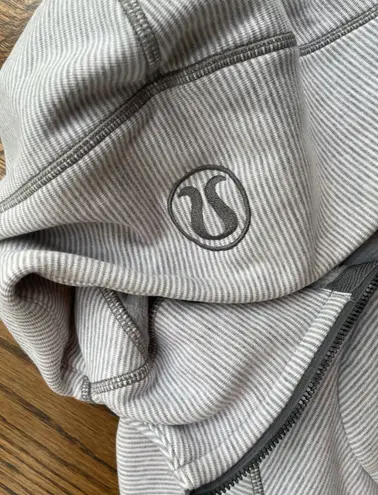 Lululemon WOMENS USED  WHITE & GRAY STRIPED SCUBA ZIP UP HOODIE JACKET SIZE 4