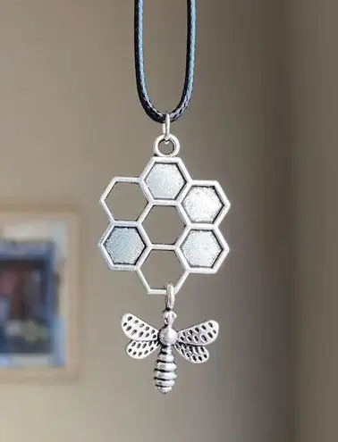 Handmade antique silver tone BEE retro vintage boho chic aesthetic necklace🐝
