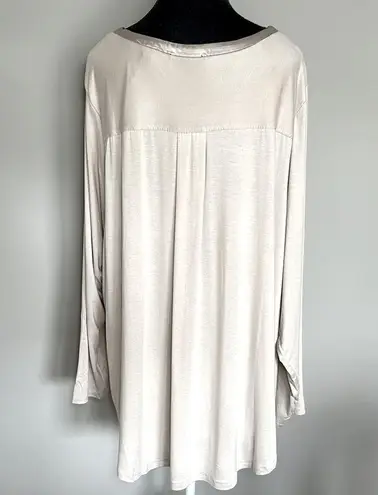 T Tahari Women’s NWT 3X cream soft long sleeved rayon top w/ satin neckline trim