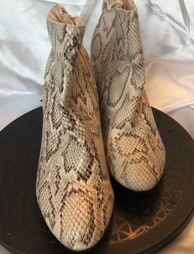 Essex Glam Faux Snakeskin Ankle Heeled Boots Zippered Sides Size 7 NWOT