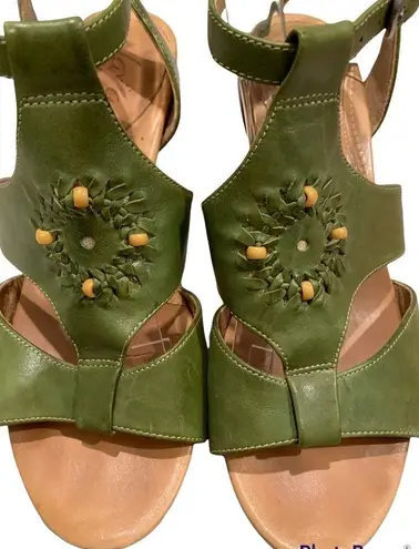 Naya Timpas Green Leather Beaded T