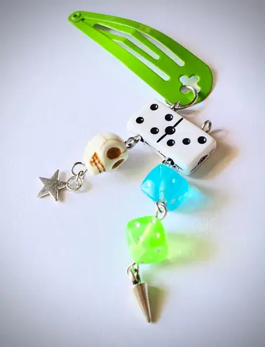 Handmade skull & mix beads goth grunge Kawaii funky unique dangle hair clip🎲💚💀💙