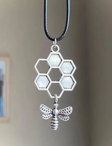 Handmade antique silver tone BEE retro vintage boho chic aesthetic necklace🐝