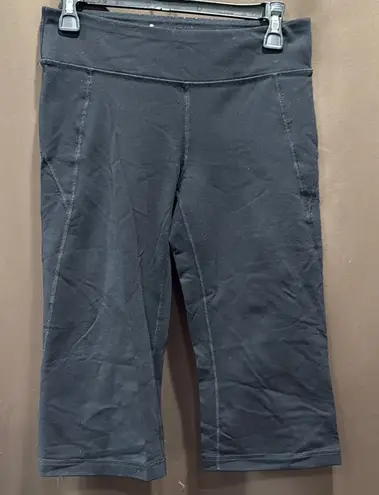 Source Unknown Black Cropped Leggings with tummy and side shaper panels & wide legs.