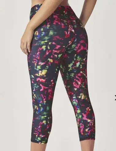 Fabletics  Mid-Rise Printed PowerHold Capri.  Size Small. EUC