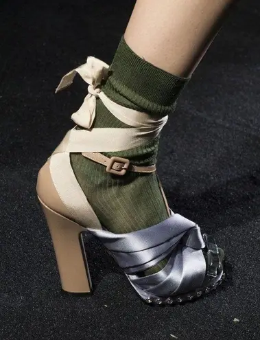 No. 21 women’s Lilla Swarovski Crystal-embellished satin knotted sandal size 36