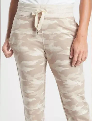 Athleta  Balance Printed Jogger Pant in Oatmeal Heather Camo Size M