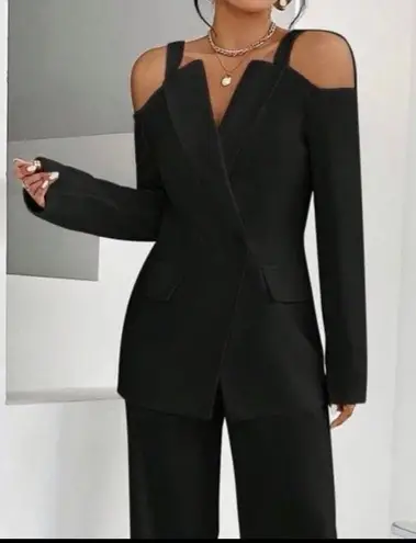 Lavishly Paris Nwt, Women’s cold shoulder button up blazer.