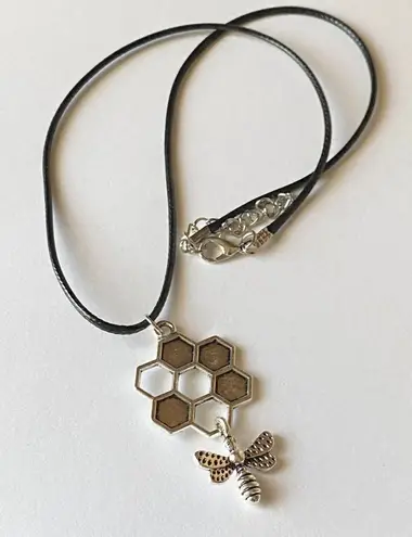 Handmade antique silver tone BEE retro vintage boho chic aesthetic necklace🐝