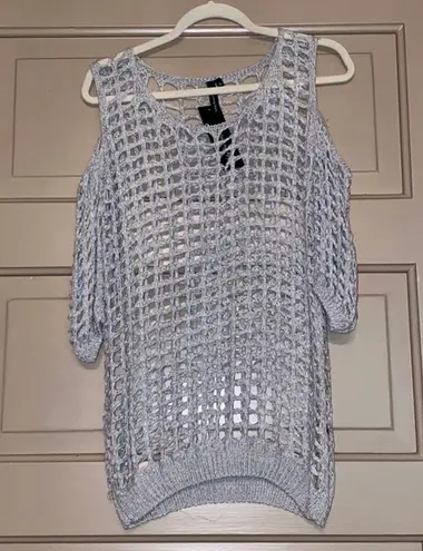 🥰 2 pc Grey cold shoulder sweater/ crimson tank top perfect for game day! Gray