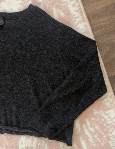 Agnes & Dora Cropped Lightweight Crewneck Pullover Sweater- Dark Gray/Black