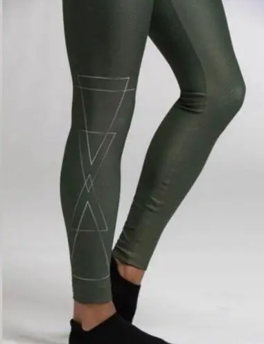 Pure Barre  Wanderlust Green Leggings Black Pebbled Small