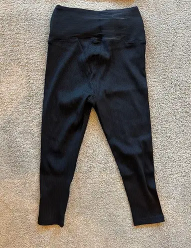 Year of Ours Ribbed Capri Leggings Black – Size S – Flattering & Comfortable