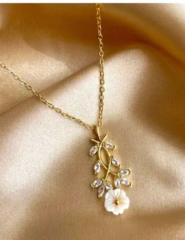 Trendy Jewels Gold Crystal Rhinestone Trendyol Jevylove Flower Yellow Gold Accessories Necklace 