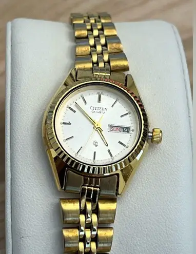 Citizen  Ladies Watch Vintage Gold Tone Bracelet White Dial Day Date Window