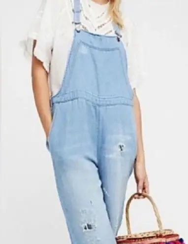 Free People  Slouchy Boyfriend Linen Blend Patch Detail Light Wash Overalls