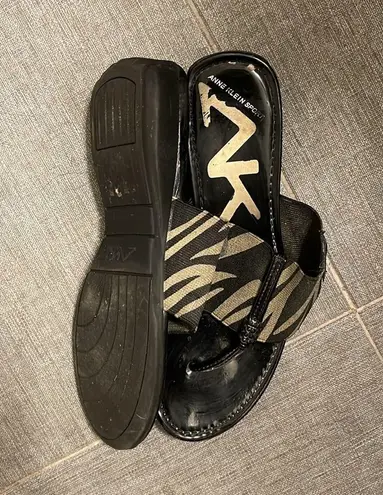 Anne Klein EUC  Zebra Print Bronze & Black Thong Sandals