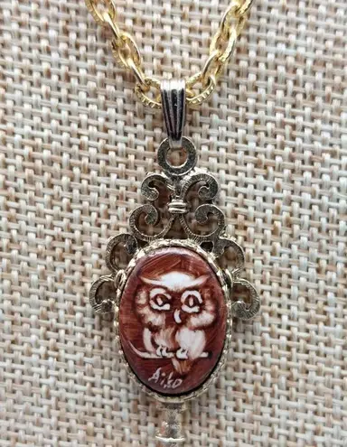 Vintage 24” Textured Gold Tone Chain with Key Pendant Ceramic Owl Cameo