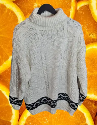 Specialty Women's White Geometric Cable