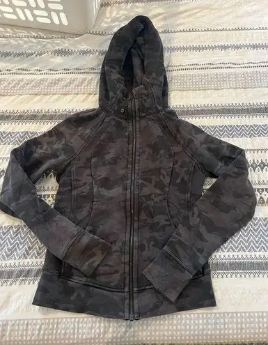 Lululemon ‎ Scuba Hoodie *Light Cotton Fleece
Incognito Camo Multi Grey size 4