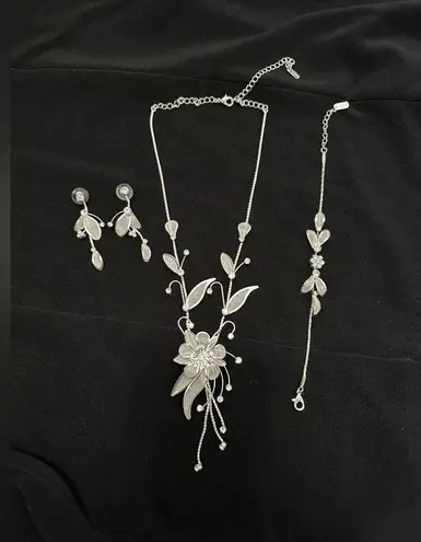🦋NWOT Gorgeous Silver Flower Crystal Set