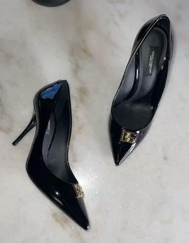 Dolce & Gabbana New DG Plaque Pointed Toe Pump in Black Patent Leather