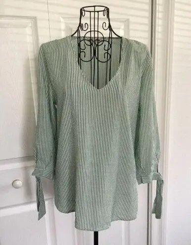 H&M  L.o.g.g. Label Top Green White Searsucker V-Neck 3/4 Sleeve Womens Size 4