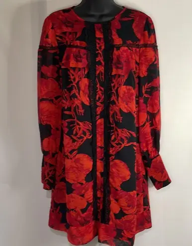 Floral and lace shift dress with cuffed sleeves keyhole button on back Black