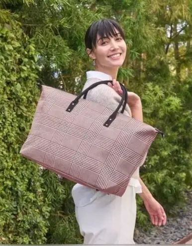 NWT LULU DHARMA Weekender Bag in Pink and Black $150