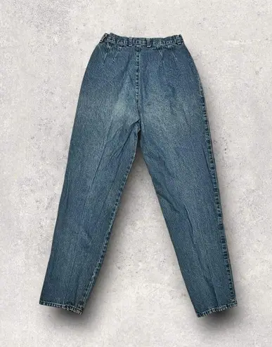 Northern Reflections ā
(Vintage) High-Waisted Blue Jeans w/ Floral Pockets ā