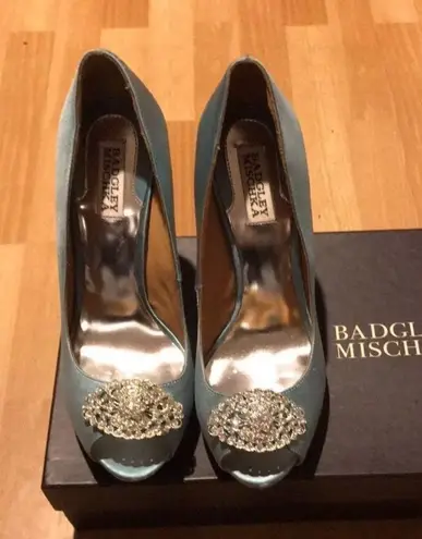 Badgley Mischka Pep toe Pumps Platform Satin Pin brooch Crystal embellished formal evening prom
