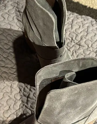 Isola Lavoy Grey Leather Stacked Heel Ankle Boots Size 7M Gorgeous NWOT