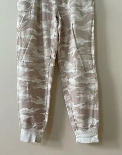 Athleta  Balance Printed Jogger Pant in Oatmeal Heather Camo Size M