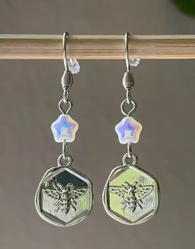 Handmade funky fairy retro bee & mini Czech glass star beads dangle earrings 🍯🍃🌀💕