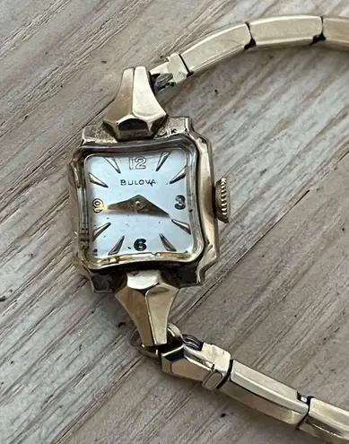 Bulova 10k Gold Plated Rare Vintage Mechanical Winding Ladies Watch Silver Dial