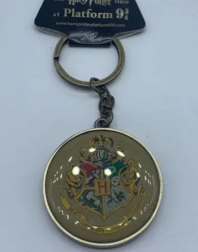 Harry Potter Hogwarts house crest and platform 9 3/4 keychain new in pac…