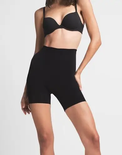 SKIMS NWT Seamless Sculpt Mid Thigh Onyx Black Shorts
