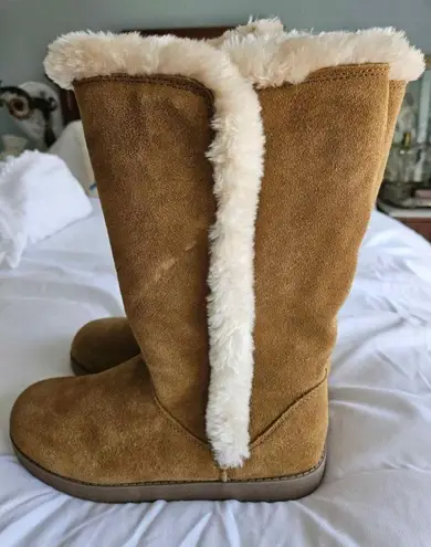 Universal Threads New women's fur-lined boots.
Lined all the way to the Toe.