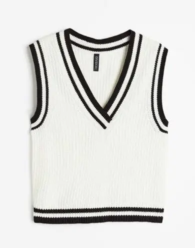 H&M NWT  Cropped Knit Sweater Vest in White/Black Size M