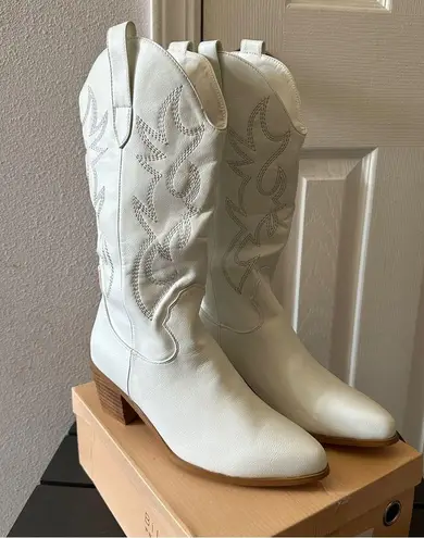 12th Tribe Billini Dixie White Boot, Size 9, New with Box