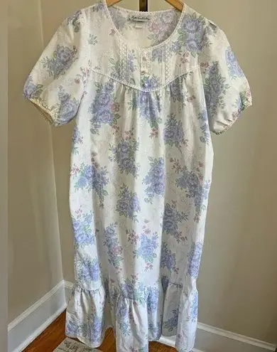 Vintage 80’s floral babydoll nightgown ruffle lace dainty feminine sleep White