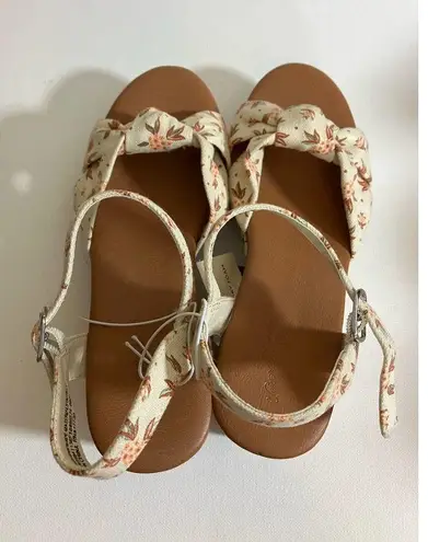 Universal Threads NWT Universal Thread Floral Sandals Size 6