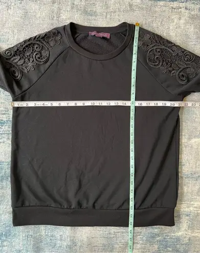 Gloria Vanderbilt Black Floral Lace Shoulder Sweater Medium