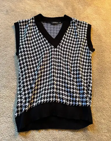 Black and White Sweater Vest Size M