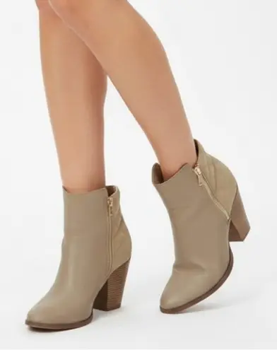 Shoe Dazzle Pattie Taupe Quilted Block Heel Booties Ankle Boots Size 7 Tan