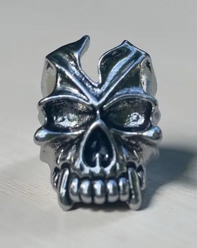 Silver Split Skull With Fangs Size 8