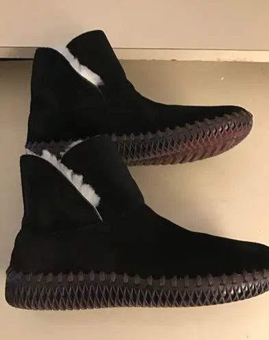 Antelope women black suede short classic boots US 7