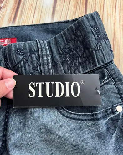 Ilse Studio Ilce Studio Women’s Belted Mid Rise Straight Leg Medium Wash Jeans Size 28”