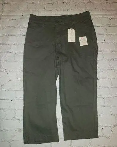 st. john's bay NWT  Women's Size 4 Oregano Green Secretly Slender Capri Pants